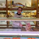 Ad accoglierci, mentre taglia una croccante �ciabatta� appena sfornata, � la 67enne proprietaria Angiola Arciuli